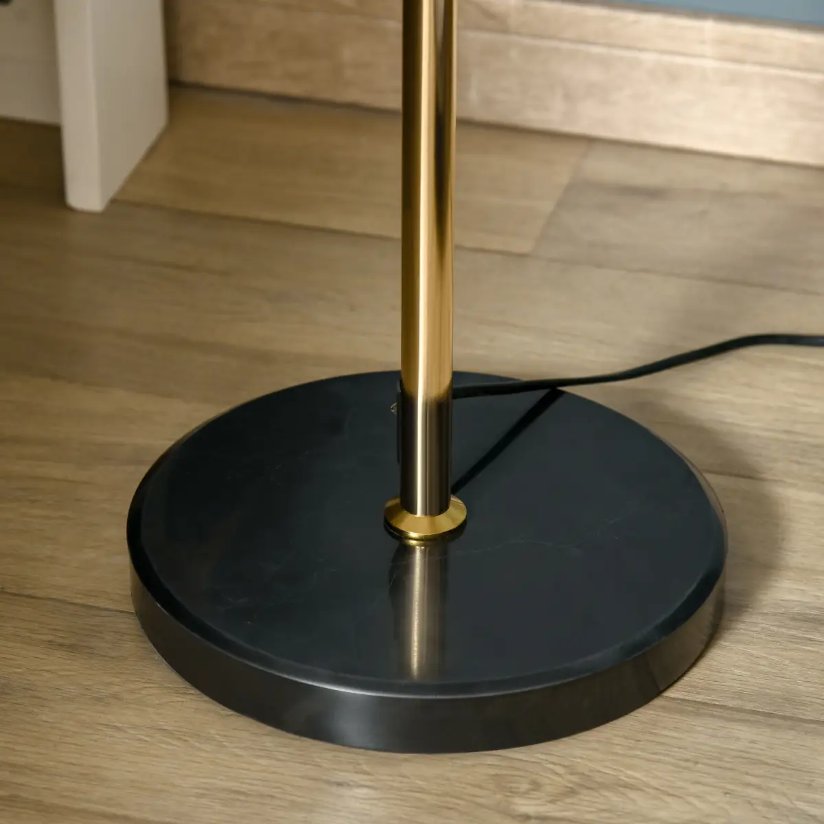 HOMCOM Modern Floor Lamp with Dandelion-like Lampshade for Bedroom by HOMCOM
