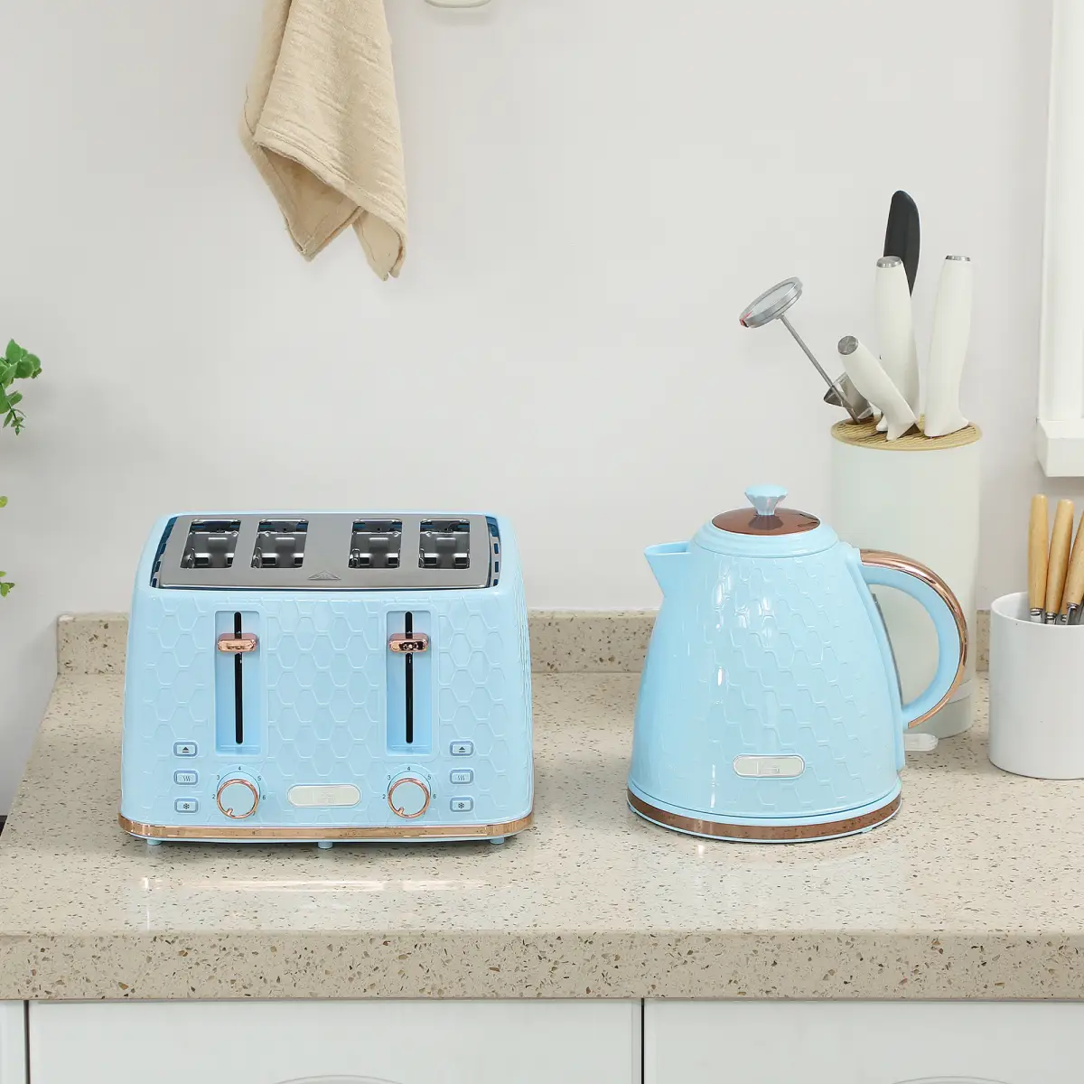 Kettle and Toaster Set by N/A
