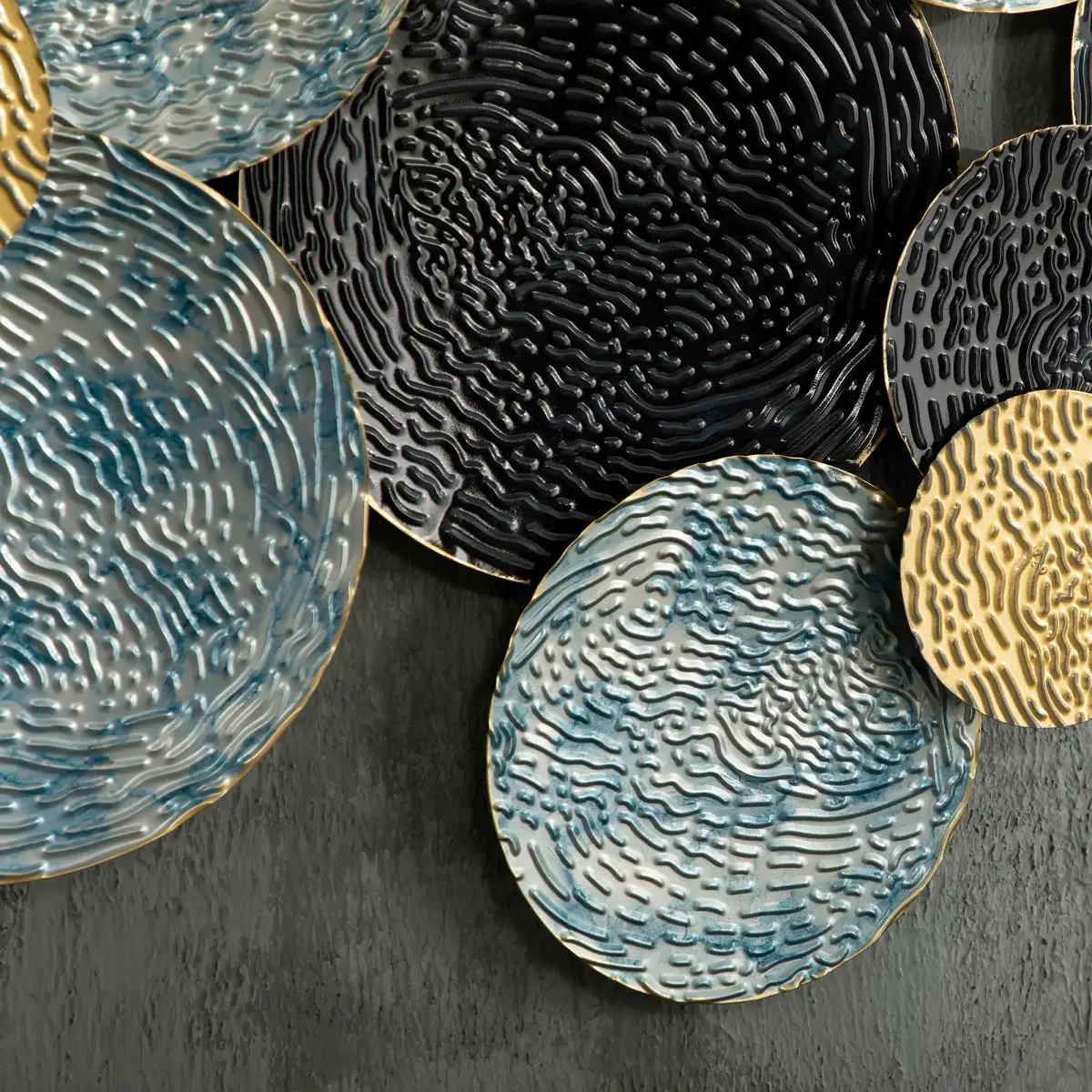 HOMCOM Minimalist Metal Wall Art Circle Home Hanging Wall Sculpture, Blue by Unbranded