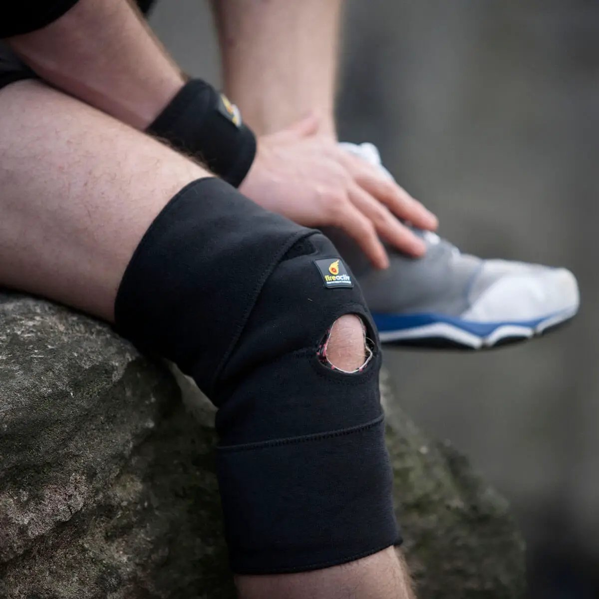 Self Heating Thermal Knee Support by Fireactiv