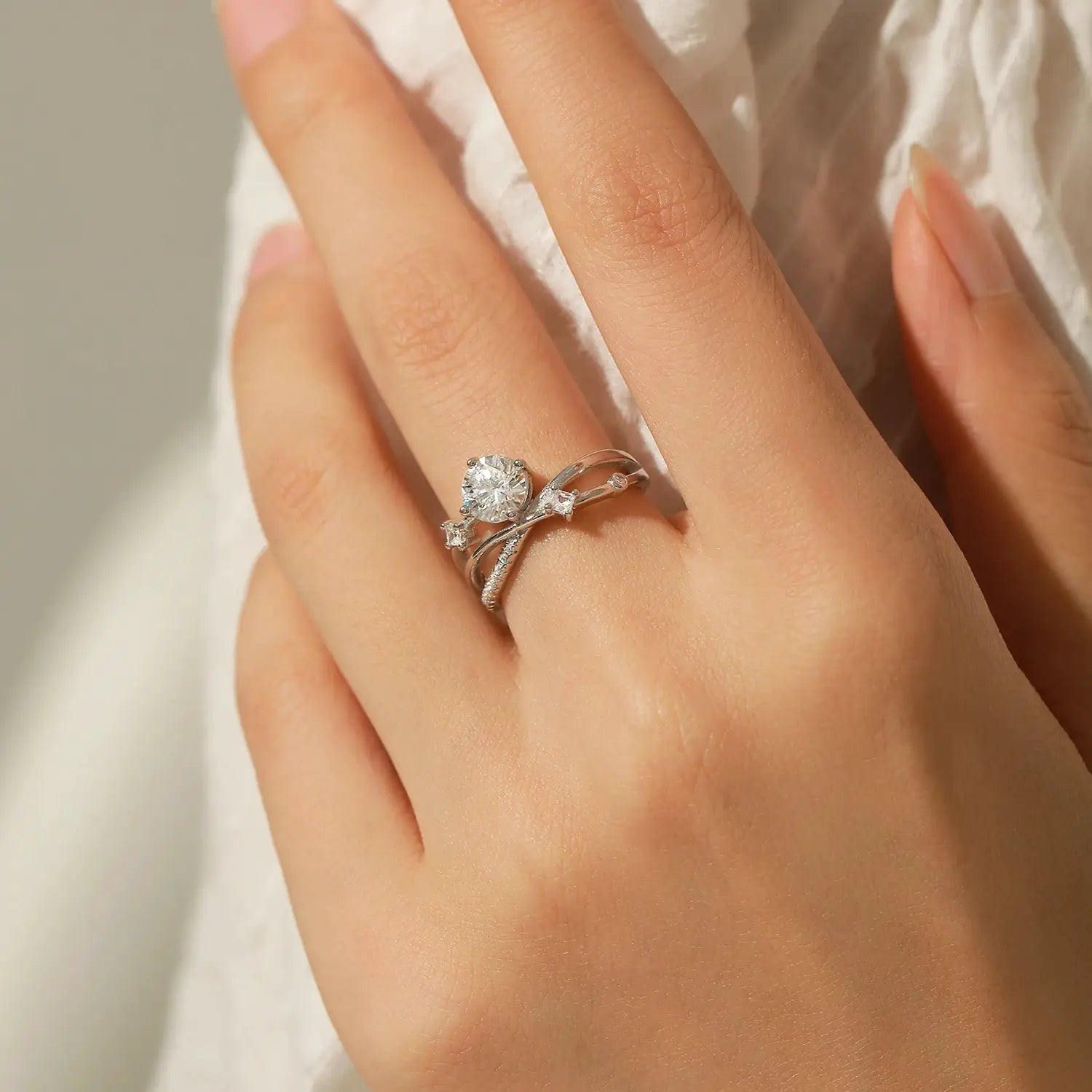 MODIAN 1CT VVS1 Clarity Moissanite Dazzling Ring 925 Sterling Silver e Multi-layer Lines Rings For Women Wedding Jewelry Gifts by All Mart Bristol Ltd