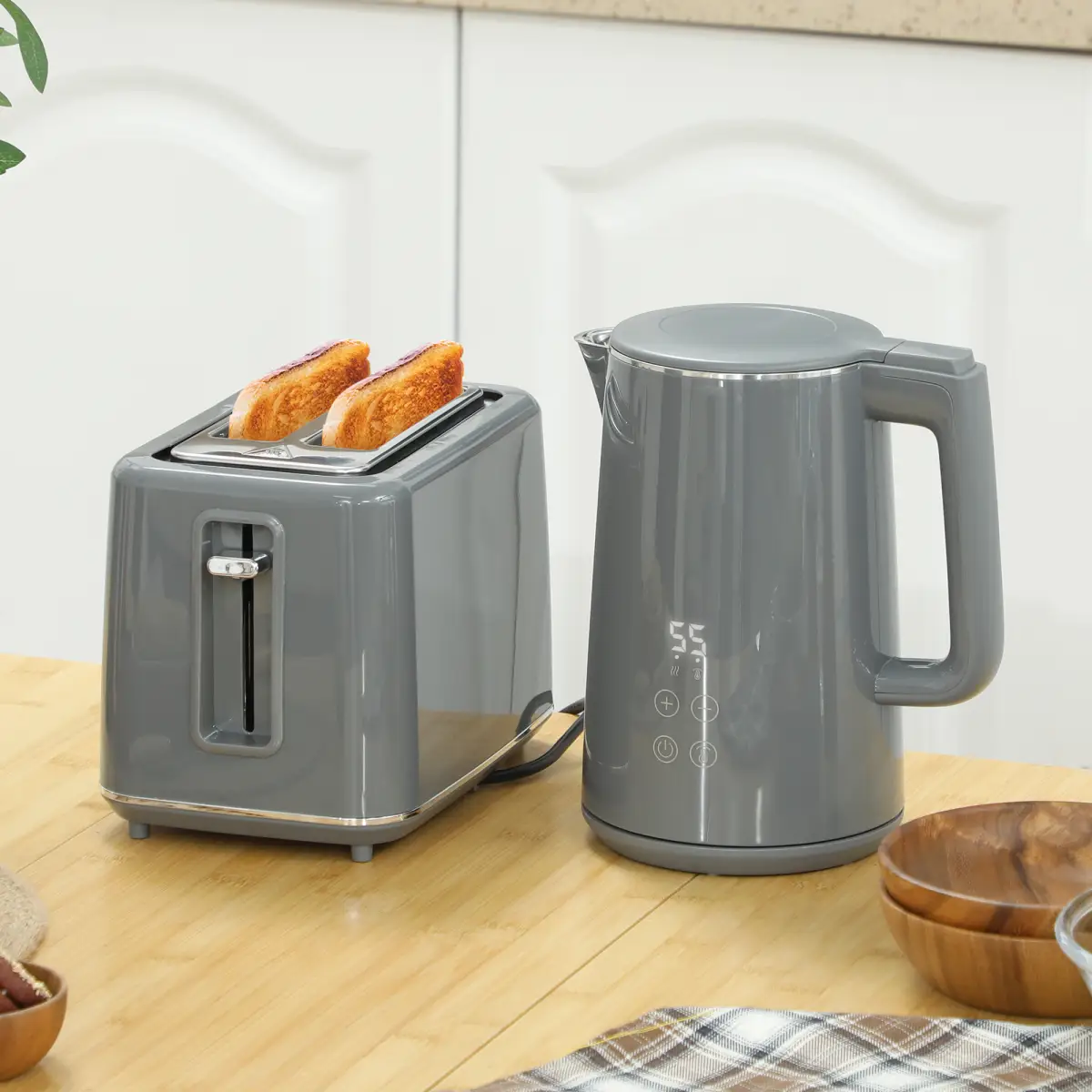 Kettle and Toaster Set by N/A